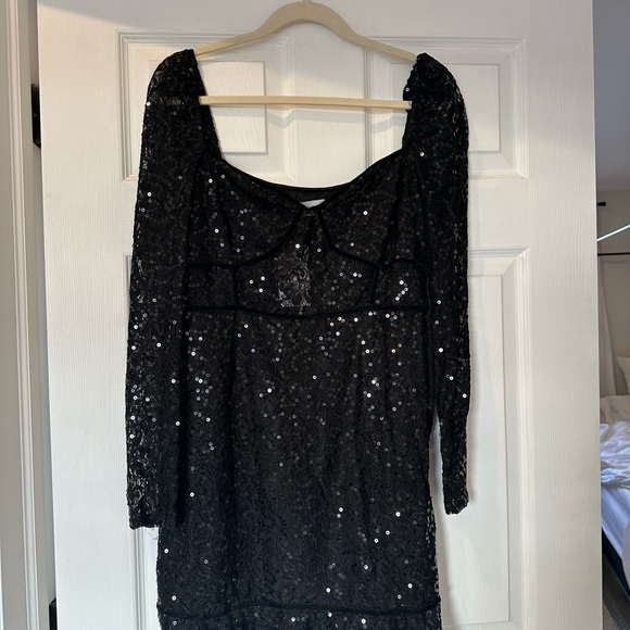 Elegant Black Lace Mini Dress - Picture 2 of 4